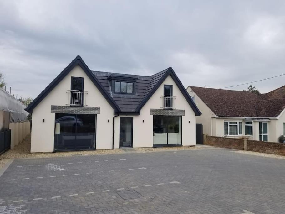 Evergreen Lodge - Two Bed Lux Flat - Parking, Garden, Patio, Wifi, Netflix - Close To Blenheim Palace & Oxford - F3 Kidlington Luaran gambar