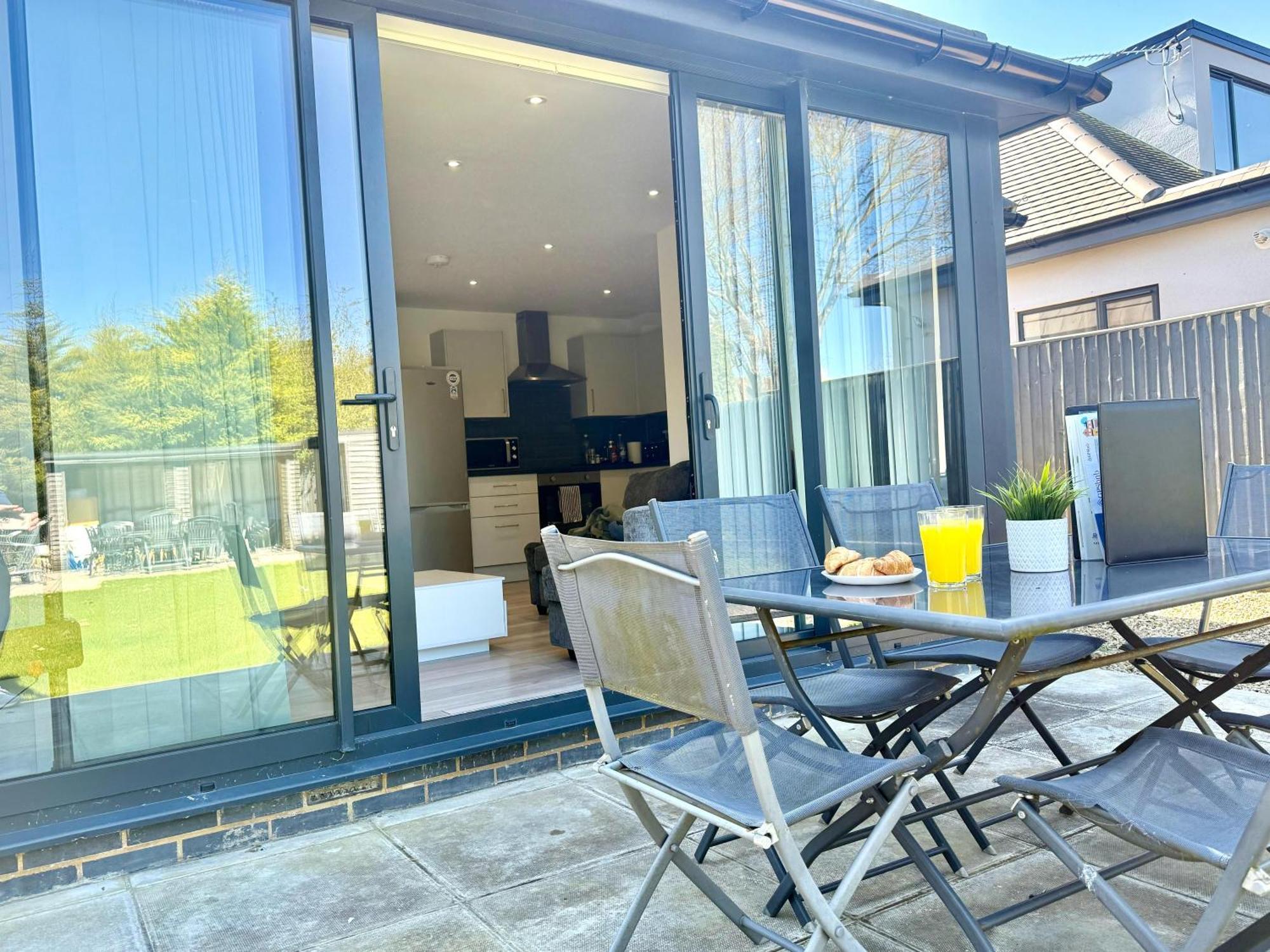 Evergreen Lodge - Two Bed Lux Flat - Parking, Garden, Patio, Wifi, Netflix - Close To Blenheim Palace & Oxford - F3 Kidlington Luaran gambar