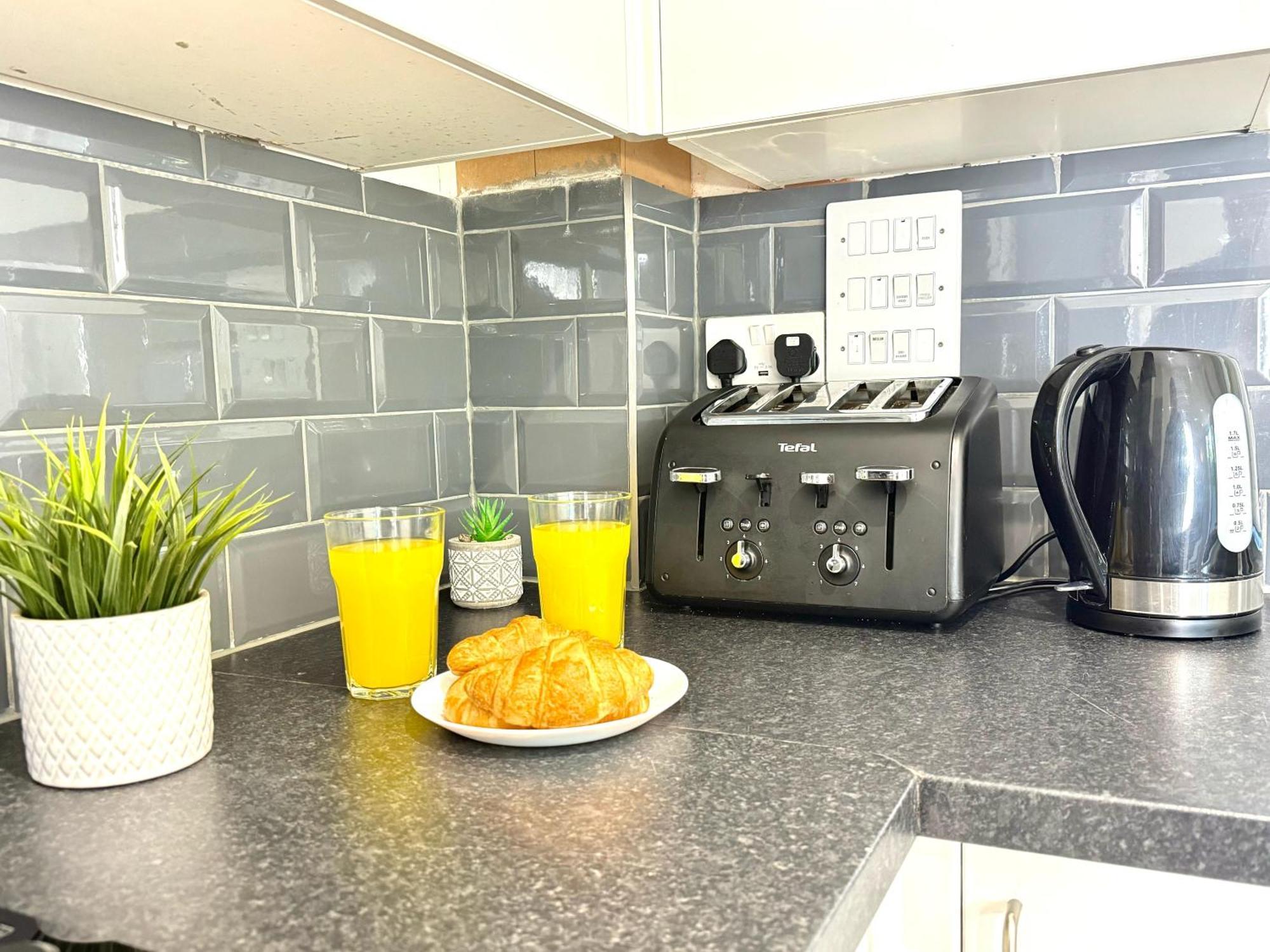 Evergreen Lodge - Two Bed Lux Flat - Parking, Garden, Patio, Wifi, Netflix - Close To Blenheim Palace & Oxford - F3 Kidlington Luaran gambar