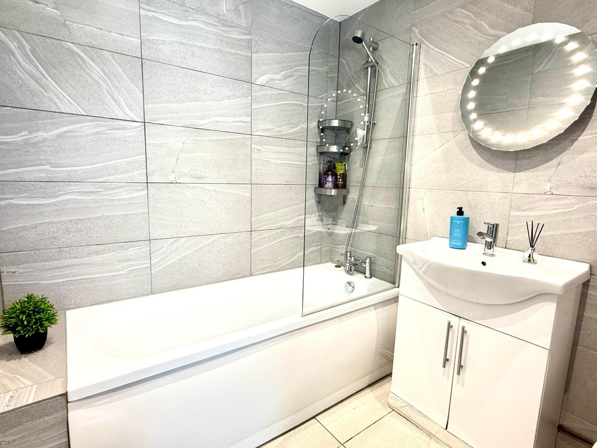 Evergreen Lodge - Two Bed Lux Flat - Parking, Garden, Patio, Wifi, Netflix - Close To Blenheim Palace & Oxford - F3 Kidlington Luaran gambar
