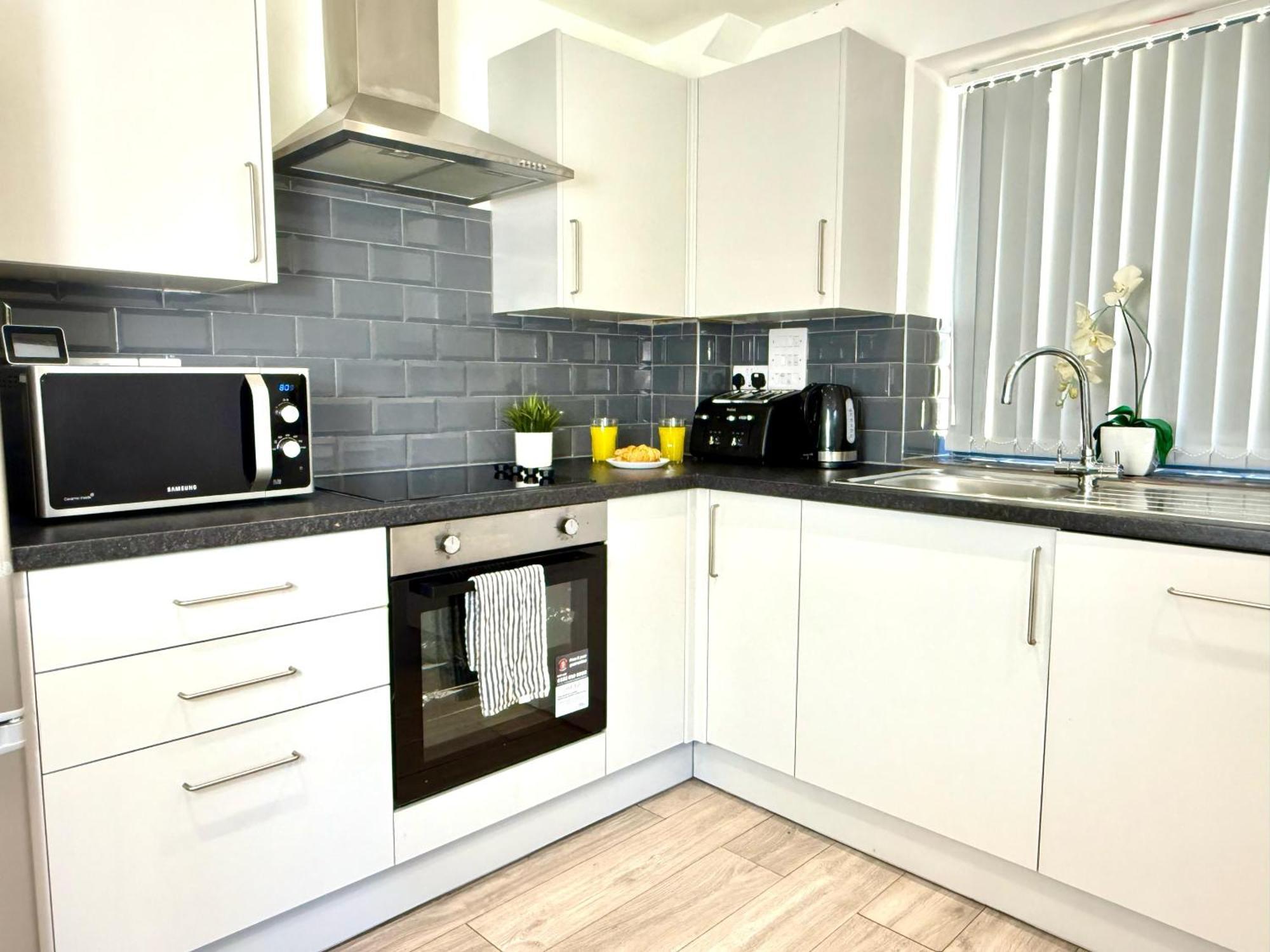 Evergreen Lodge - Two Bed Lux Flat - Parking, Garden, Patio, Wifi, Netflix - Close To Blenheim Palace & Oxford - F3 Kidlington Luaran gambar