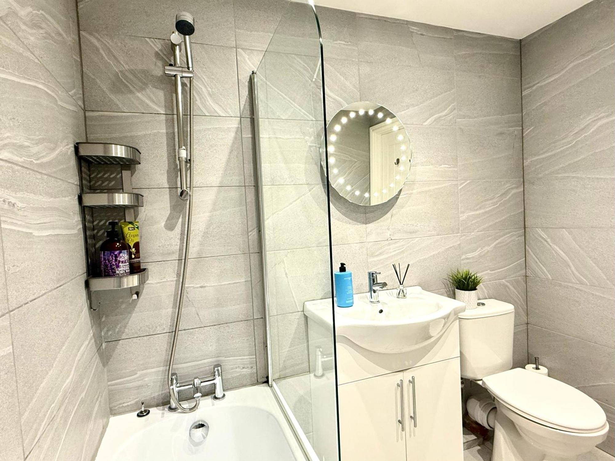 Evergreen Lodge - Two Bed Lux Flat - Parking, Garden, Patio, Wifi, Netflix - Close To Blenheim Palace & Oxford - F3 Kidlington Luaran gambar